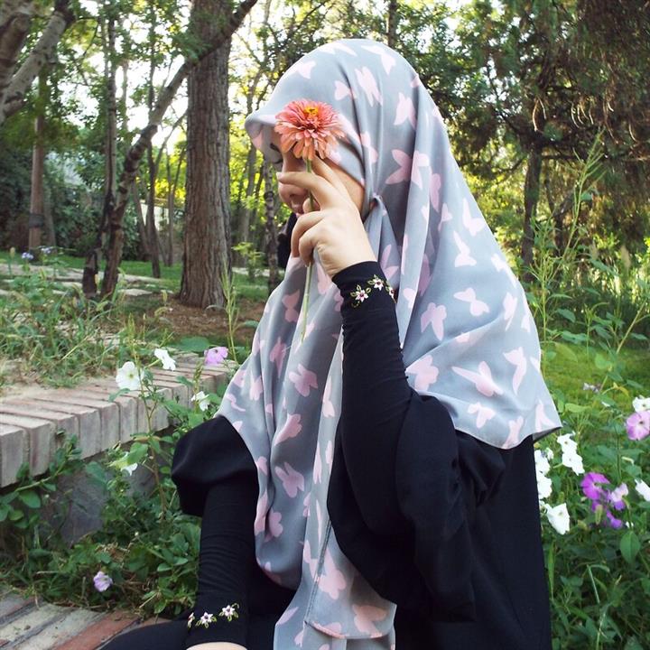 روسری حریر سفارشی مزون حجاب تبسم قواره دارزمینه طوسی با پروانه های صورتی همراه با هدیه و